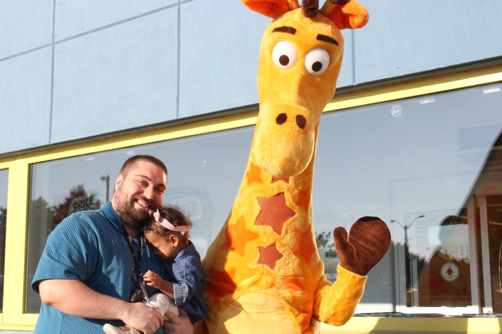 Meeting Geoffrey The Giraffe In Toronto