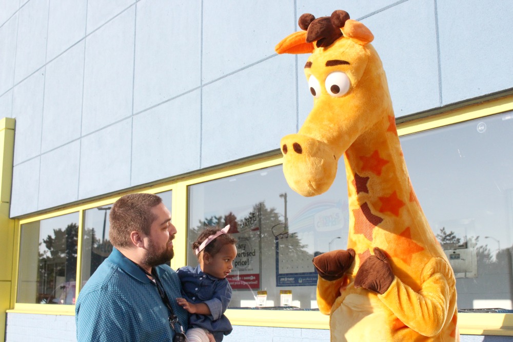 Meeting Geoffrey The Giraffe In Toronto