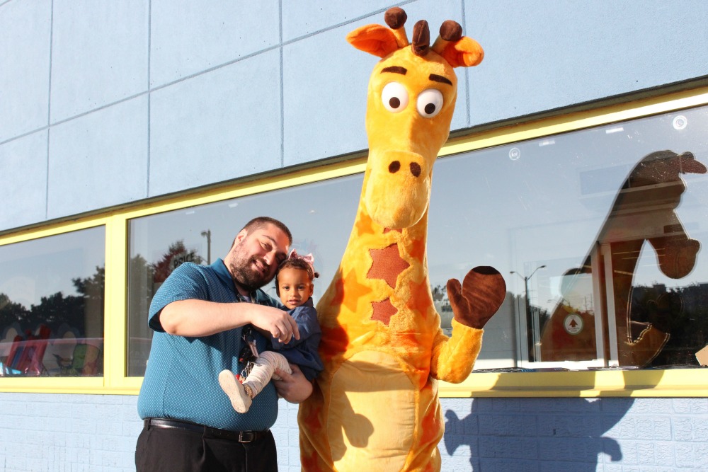 Grateful Sunday: Meeting Geoffrey The Giraffe In Toronto