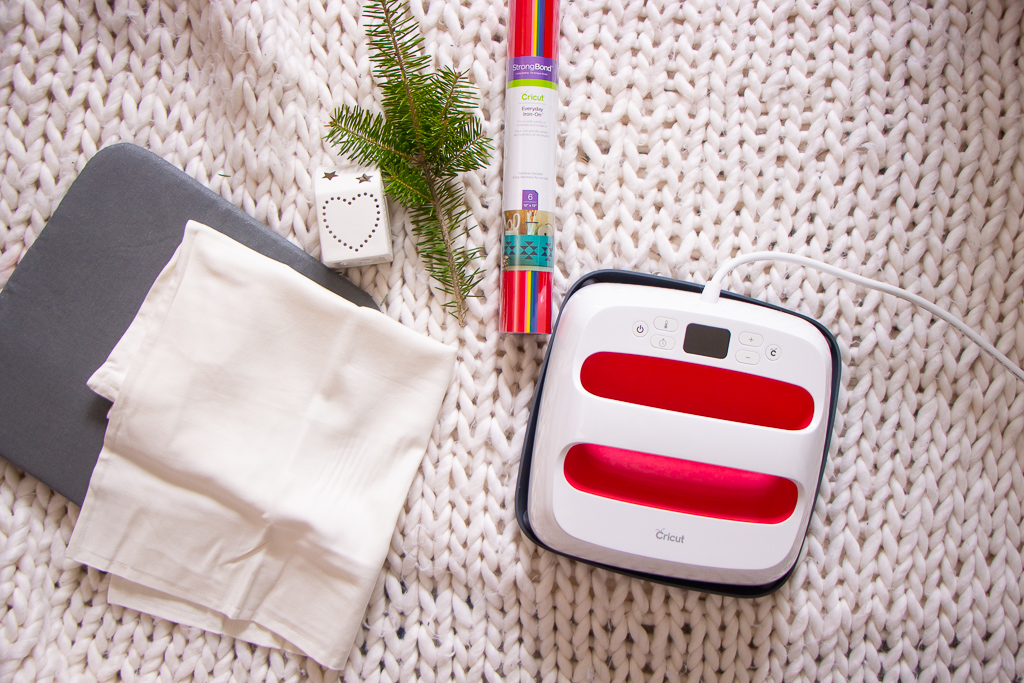 Easy DIY Holiday Pillow - Cricut EasyPress 2