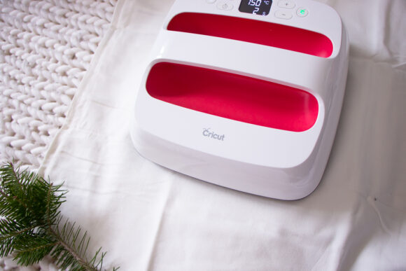 Easy DIY Holiday Pillow - Cricut EasyPress 2