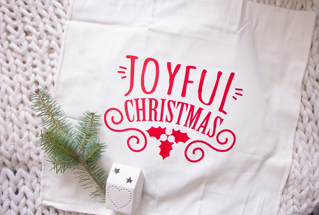 Easy DIY Holiday Pillow - Cricut EasyPress 2