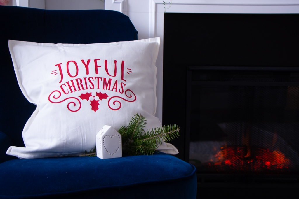 Easy DIY Holiday Pillow - Cricut EasyPress 2