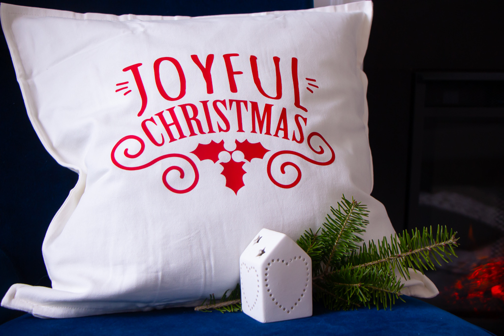 Easy DIY Holiday Pillow - Cricut EasyPress 2