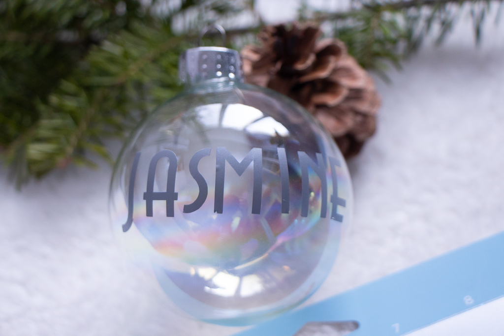 Super Simple DIY Personalized Christmas Ornaments | Cricut Explore Air 2